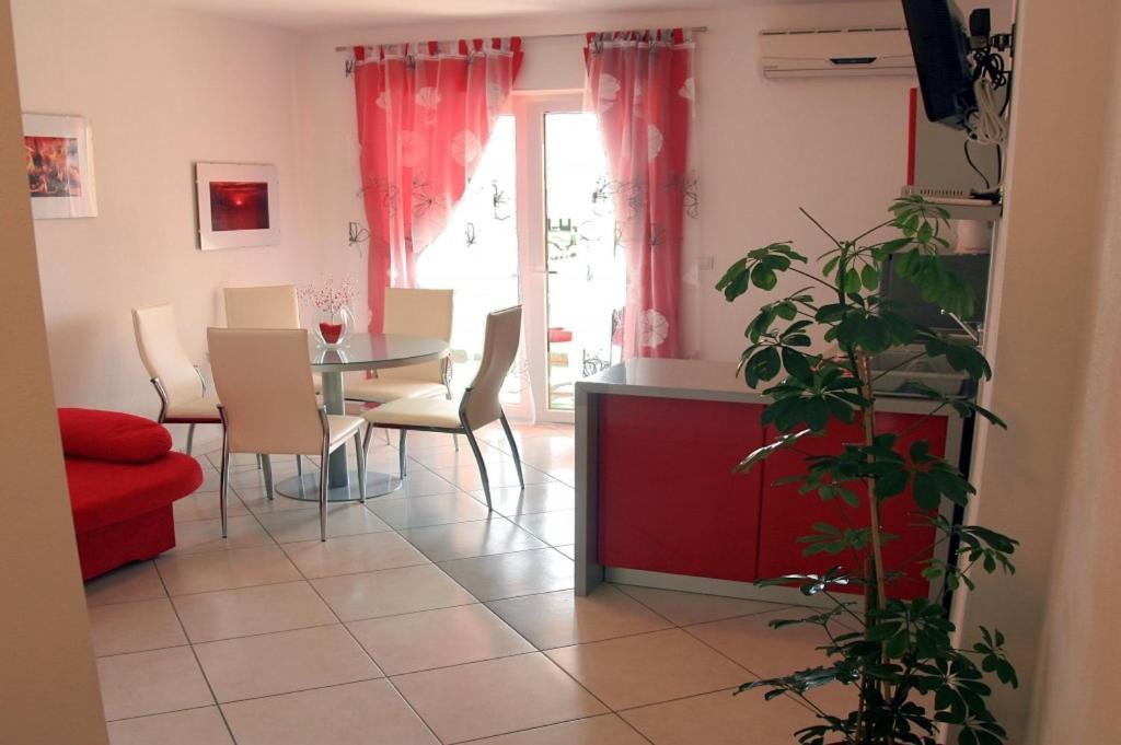 Apartments And Rooms By The Sea Tucepi, Makarska - 6058 Luaran gambar