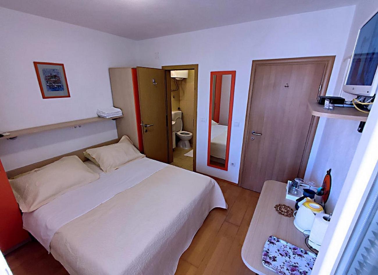 Apartments And Rooms By The Sea Tucepi, Makarska - 6058 Bilik gambar